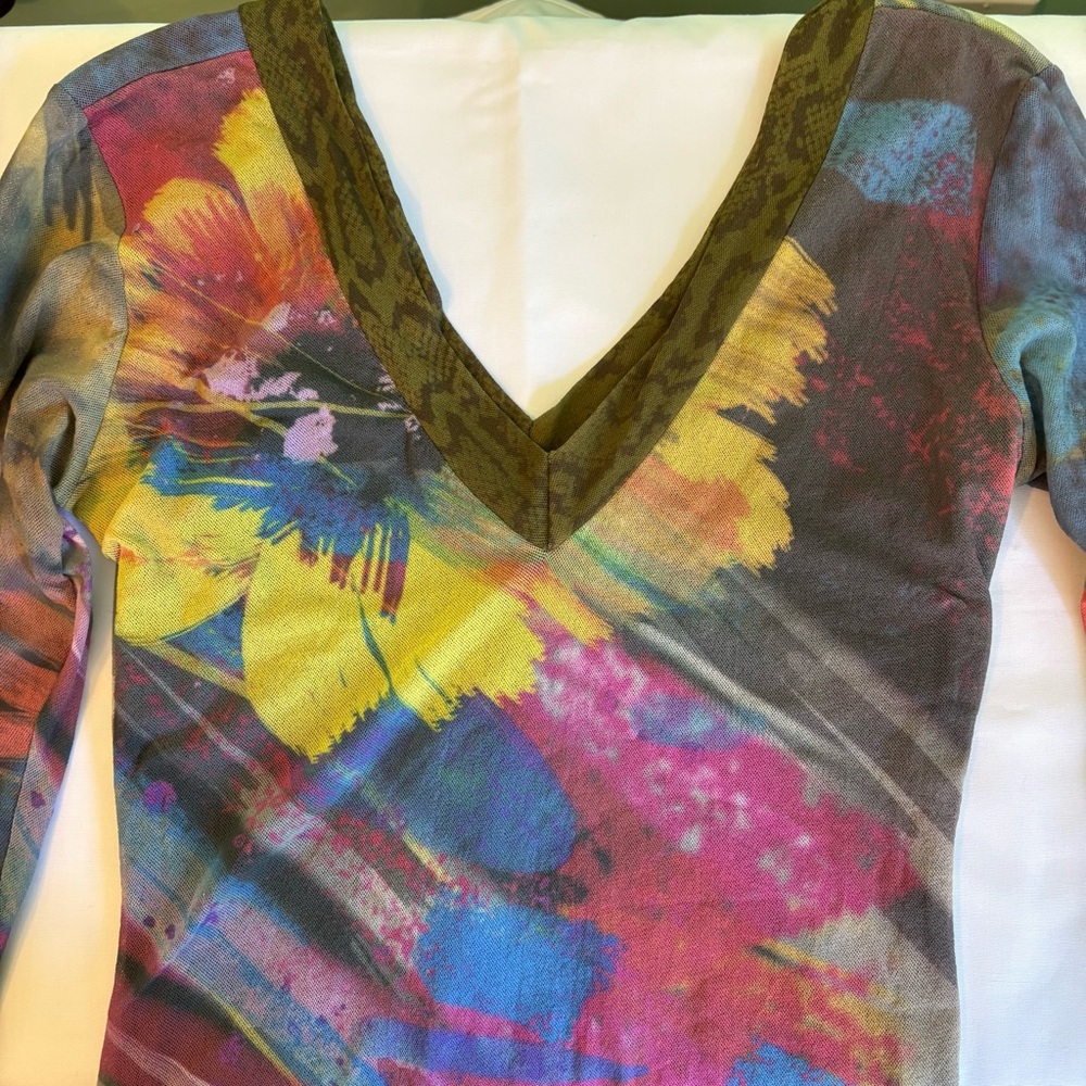 Petit Pois V-Neck Long Sleeve Floral Print Tee in Multicolor